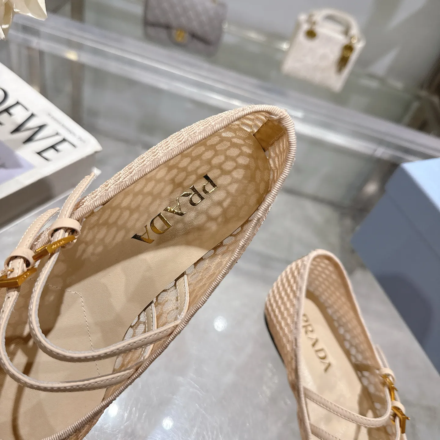 👟👟Ex-factory price 440👟👟 🔥🔥✨Prada/Prada 2024ss spring and summer new products are now available🌟 Mary Jane flat ballet shoes Soft and comfortable, recommended by major bloggers in Little Red Book, proper college style ➕Commuting 1-1 development Round-head golden triangle button Fabric: patent leather, sheepskin, silk fabric Sheepskin lining code number: 35 to 40 (41 is custom-made and cannot be returned or exchanged)